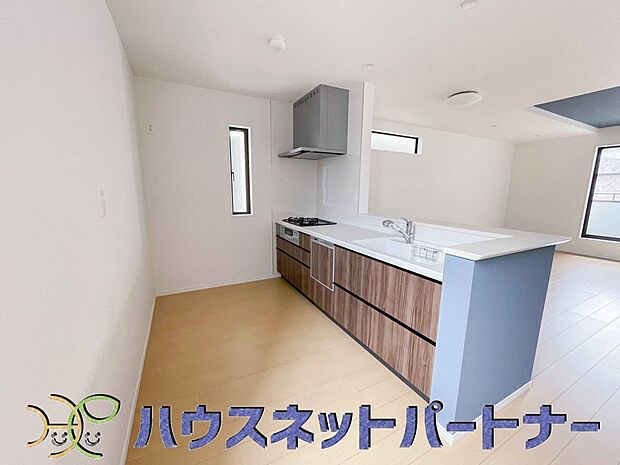 木目調のキッチンは落ち着いた雰囲気で収納もたくさん。嬉しい食洗器付です。汚れも目立ちません。