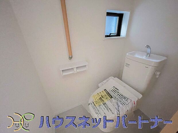 小窓を設置する事により明るく、通気性の良いトイレとなっております。中はゆとりのある大きさを確保しておりますので、ゆったりとお使い頂けます。 