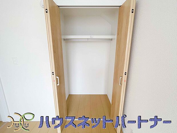 壁面クローゼットのメリットは、衣類が横一列に並ぶためひと目で洋服が選びやすいこと。衣類をたくさんお持ちの方も、限られたスペース内に無理なく収納することができます。