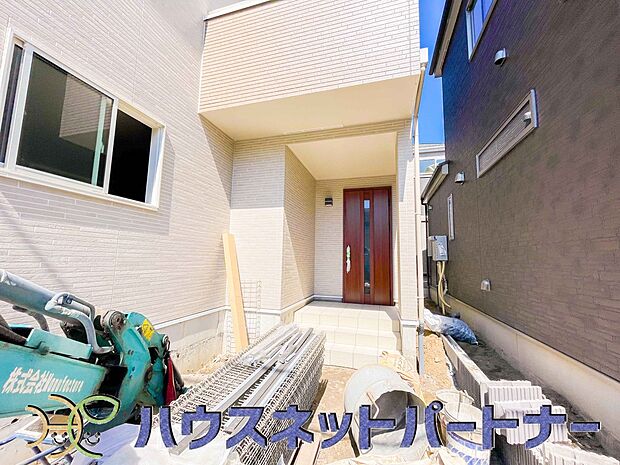 玄関の扉を開けると家族の待つお家。幸せを感じる瞬間です。