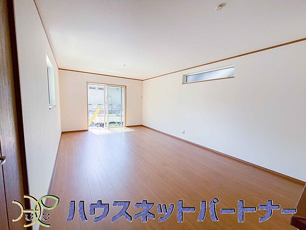 太陽の光が照らす明るいリビングは、開放感があり通風・採光に優れ、心地よい光と風が舞い込んできます。心休まるリビングは何よりも快適な時間を過ごせます。