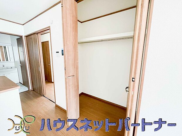 パントリー(食料庫)常温保存できるパン、お米、調味料、缶詰など、日常的に使うものや未開封の食品の収納にぴったり。棚にものを並べて収納すれば、何が足りないのかひと目で確認できます。