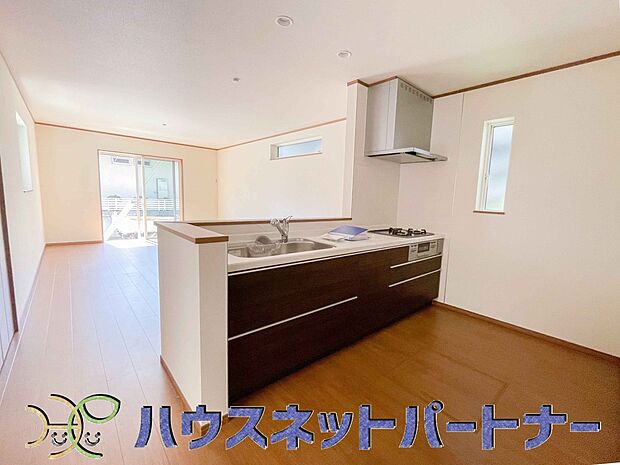 カウンターキッチンは広くて収納力もあるので、快適に料理をすることができます。食器や炊事用具を手の届くところに配置しやすいため調理もスピーディーです。