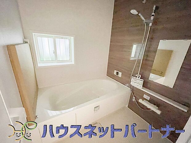 明るい作りの浴室は心も体もリフレッシュさせてくれます。窓もあるので湿気を外へ逃がすことも出来ます。