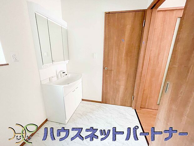 大きく見やすい三面鏡で清潔感ある洗面台は、身だしなみチェックや肌のお手入れに最適です。何かと物が増える場所だからこそ、スッキリと見映えの良い空間に拵えました。