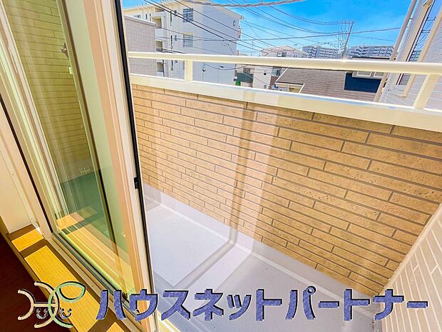 青い空が近くに感じるバルコニーは、爽やかな風をお部屋へ運んでくれます。