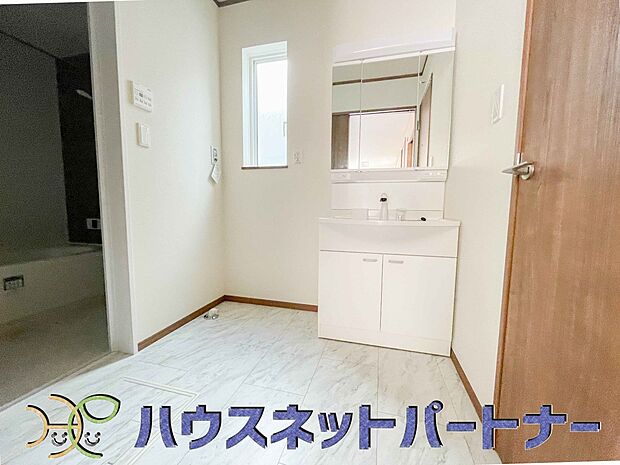 広い脱衣所、洗面台も大きなサイズを設置。建売では見ない広さと解放感。