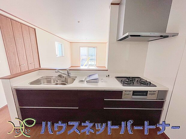 三口コンロで料理の幅を拡げてくれる使いやすいシステムキッチンを採用。洗い場も大きいので野菜や食器を洗ったりする際にも捗り、奥様の強い味方となってくれるはずです。