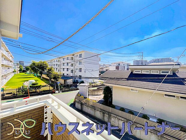 周辺は高い建物が無く、解放感が感じられます。