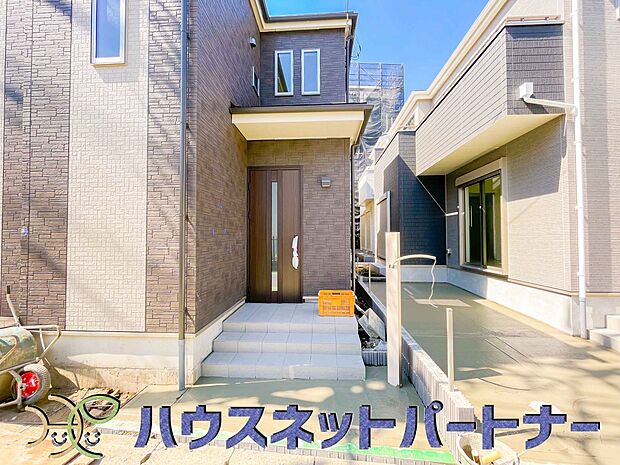 玄関の扉を開けると家族の待つお家。幸せを感じる瞬間です。