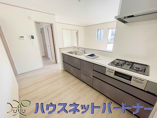 木目調のキッチンは落ち着いた雰囲気で収納もたくさん。嬉しい食洗器付です。汚れも目立ちません。
