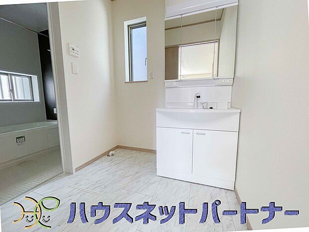 洗面室は窓の光が差し込み明るく清潔感があります。三面鏡は朝の支度が大助かり。