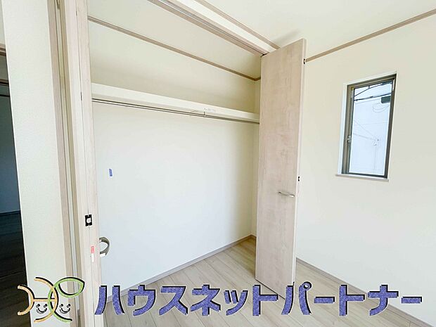 壁面クローゼットのメリットは、衣類が横一列に並ぶためひと目で洋服が選びやすいこと。衣類をたくさんお持ちの方も、限られたスペース内に無理なく収納することができます。