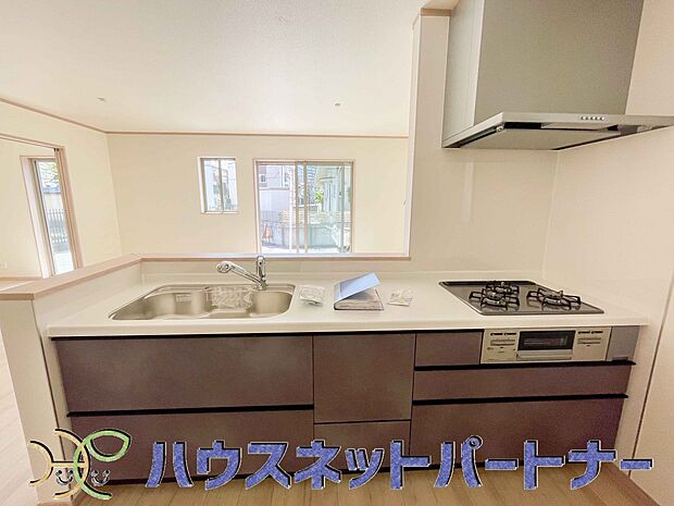 三口コンロで料理の幅を拡げてくれる使いやすいシステムキッチンを採用。洗い場も大きいので野菜や食器を洗ったりする際にも捗り、奥様の強い味方となってくれるはずです。