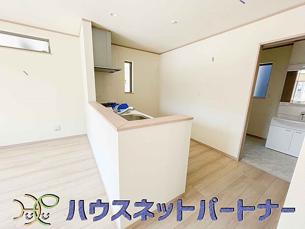 キッチン吊戸棚を無くす事によって、コミュニケーションを重視した設計に致しました。区画によって変わる一体感を、実際にご覧になって頂けましたらと思います。 