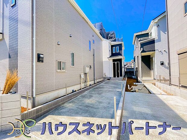 上質感漂う玄関へのアプローチ。居住者の帰り、訪れる方を優しく迎える・安らぎに満ちた生活空間を予感させる。健やかな暮らしを楽しめそう。