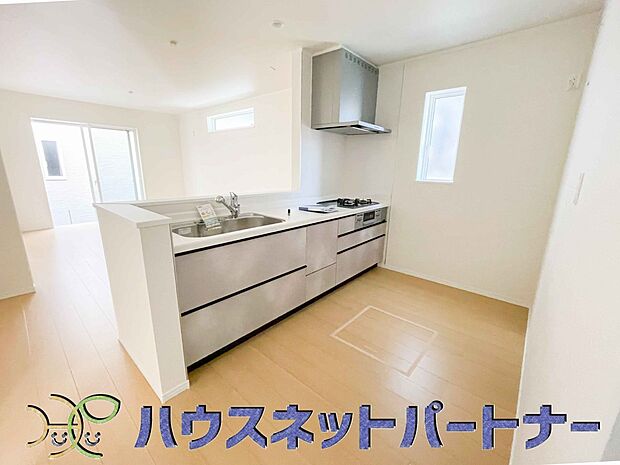 カウンターキッチンは広くて収納力もあるので、快適に料理をすることができます。食器や炊事用具を手の届くところに配置しやすいため調理もスピーディーです。