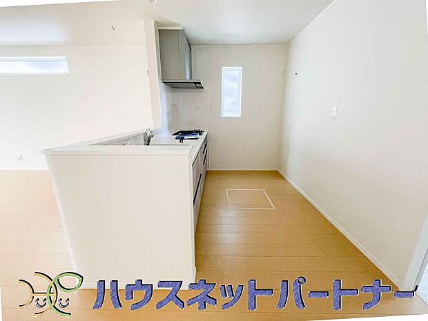 キッチン吊戸棚を無くす事によって、コミュニケーションを重視した設計に致しました。区画によって変わる一体感を、実際にご覧になって頂けましたらと思います。 