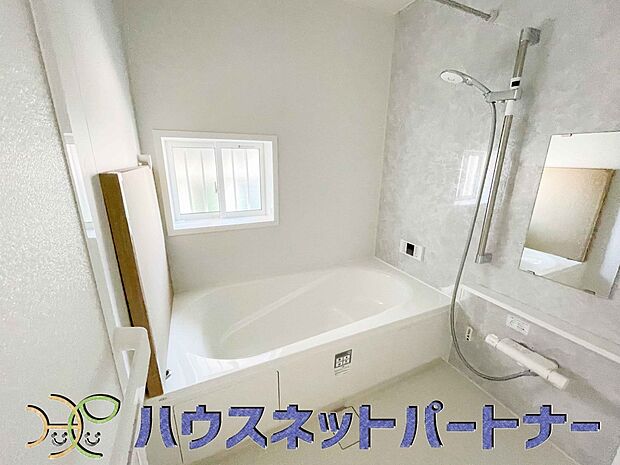 心地よいバスタイムを演出する浴室はゆとりあるサイズを採用。保温機能付き、汚れをはじく有機ガラス系の新素材を採用した浴室。美しく機能的な設備を採用。