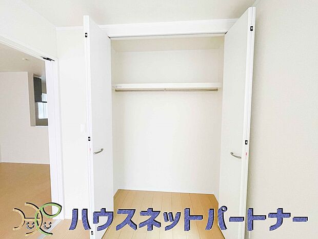 各所に配置された収納スペースは、洋服や小物はもちろんのこと、掃除機や日用予備品・お子様のおもちゃなど様々な物を収納して頂ける便利なスペースです。 