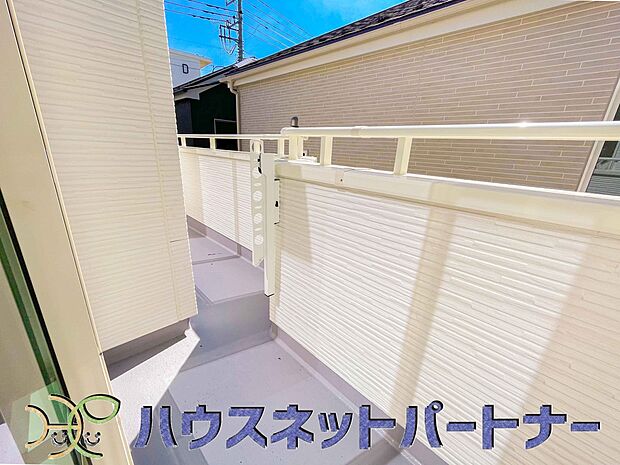 青い空が近くに感じるバルコニーは、爽やかな風をお部屋へ運んでくれます。