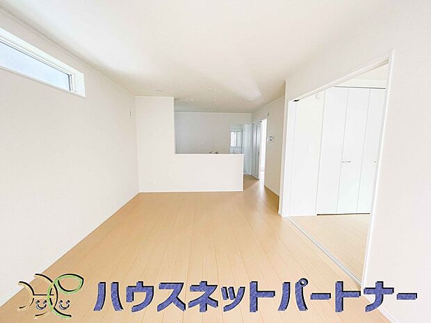 忙しい朝でも家族揃って食事をして頂ける、ゆとりある大きさのダイニングスペース。奥様の手料理をカウンター越しに受けとって頂き、テーブルで囲む素敵な時間を存分にお愉しみ下さい。