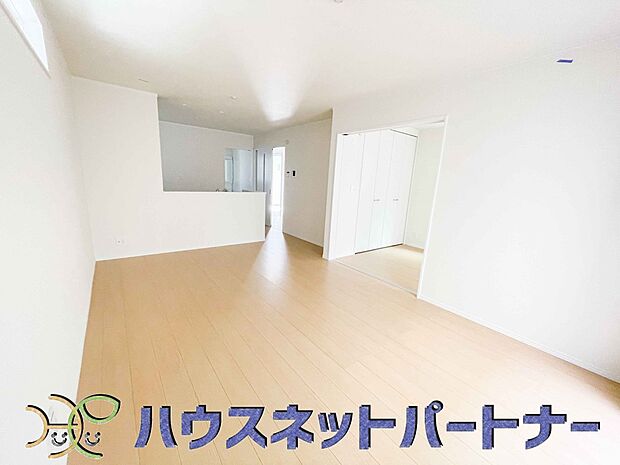 リビングは、食事スペースと寛げる場所設けてもまだ余裕の広さ。明るい光が照らしてくれます。