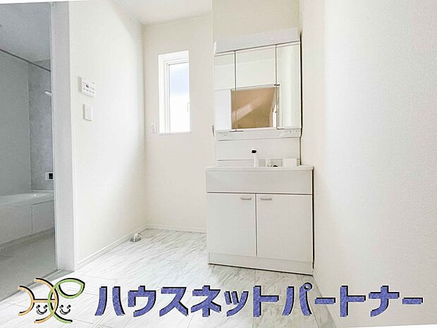 広い脱衣所、洗面台も大きなサイズを設置。建売では見ない広さと解放感。