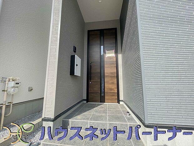 玄関には季節のお花を置いてみてはいかがですか。