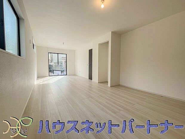 太陽の光が照らす明るいリビングは、開放感があり通風・採光に優れ、心地よい光と風が舞い込んできます。心休まるリビングは何よりも快適な時間を過ごせます。