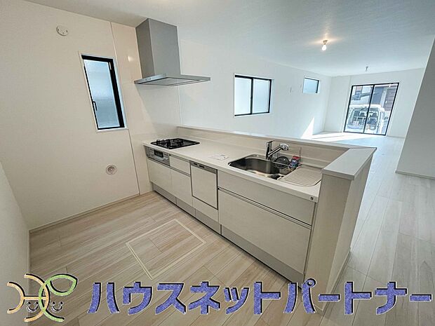 ビルトイン食器洗乾燥機完備。家事のお手伝いをしてくれる奥様の味方です。食器を洗っている間にお掃除など、様々なシーンで家事の時短に役立つ食洗機。省スペースのビルトインタイプを採用致しました。