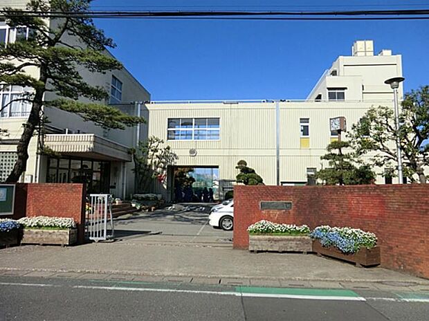 周辺環境-中学校(750m)川口市立戸塚中学校