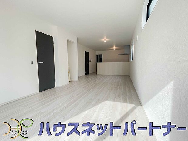 通風・採光に優れ、心地よい光と風が溢れています。 贅沢で豊かな居住性と、プライドを満たすクオリティが見事に調和した住空間。新築ならではの快適なひとときをご体感頂ける筈です。