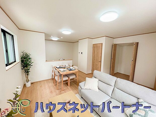 インテリアショップで見掛けた「あの家具」も置ける、ゆったりとした空間。時に広さが上質な寛ぎの時間になる事も。