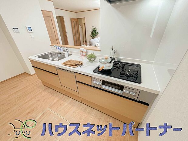 ビルトイン食器洗乾燥機完備。家事のお手伝いをしてくれる奥様の味方です。食器を洗っている間にお掃除など、様々なシーンで家事の時短に役立つ食洗機。省スペースのビルトインタイプを採用致しました。