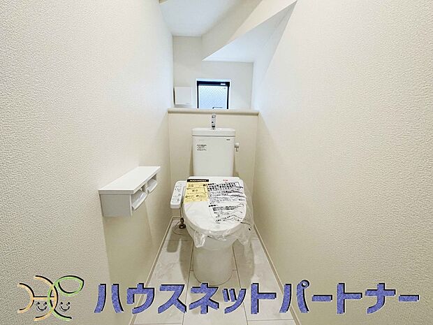 いつまでも清潔な空間であって頂けますように、目に留まるだけではなく、汚れをふき取り易いフロアと壁紙をチョイス致しました。