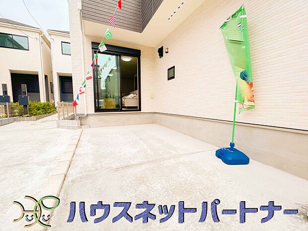 駐車場がある戸建を持つ最大のメリットは、駐車場代金を支払い続ける必要がないことです。賃貸住宅に住んでいる方が、戸建の購入を考えるきっかけに挙げることが多いようです。