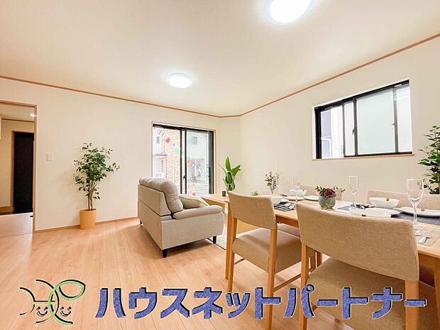 忙しい朝でも家族揃って食事をして頂ける、ゆとりある大きさのダイニングスペース。奥様の手料理をカウンター越しに受けとって頂き、テーブルで囲む素敵な時間を存分にお愉しみ下さい。