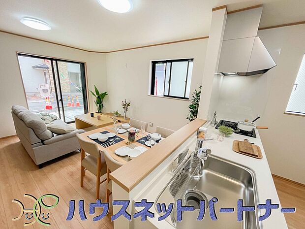 キッチン吊戸棚を無くす事によって、コミュニケーションを重視した設計に致しました。区画によって変わる一体感を、実際にご覧になって頂けましたらと思います。