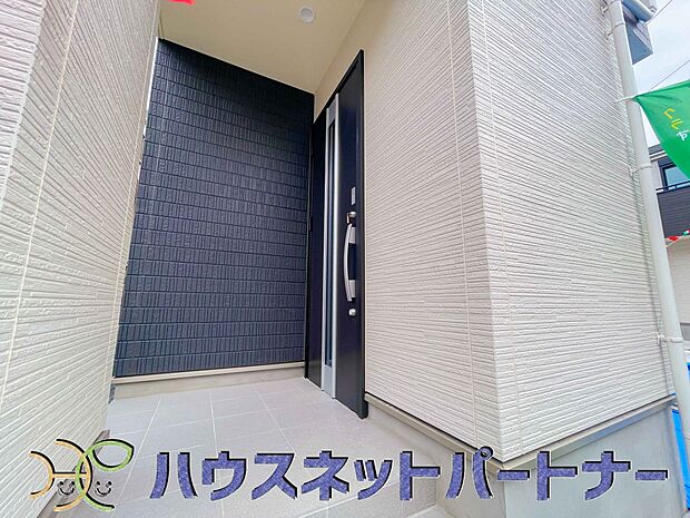 玄関の扉を開けると家族の待つお家。幸せを感じる瞬間です。