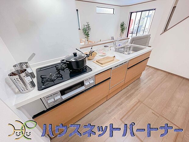 三口コンロで料理の幅を拡げてくれる使いやすいシステムキッチンを採用。洗い場も大きいので野菜や食器を洗ったりする際にも捗り、奥様の強い味方となってくれるはずです。