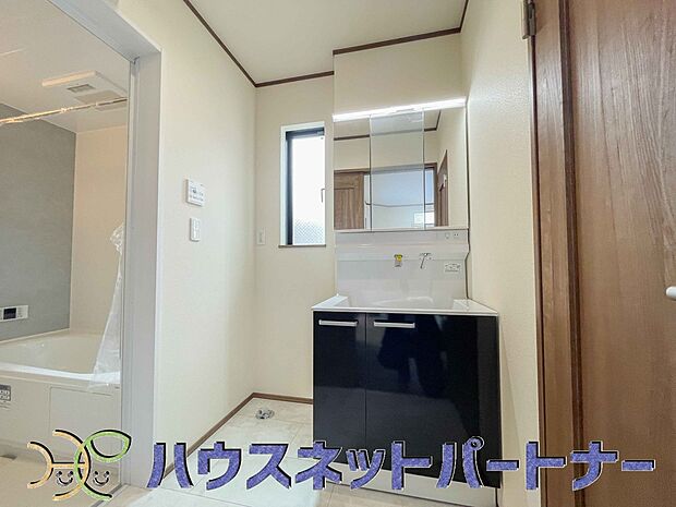 大きく見やすい三面鏡で清潔感ある洗面台は、身だしなみチェックや肌のお手入れに最適です。何かと物が増える場所だからこそ、スッキリと見映えの良い空間に拵えました。