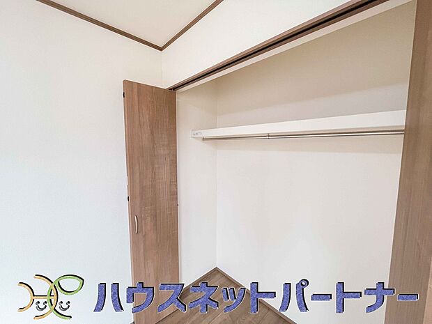 壁面クローゼットのメリットは、衣類が横一列に並ぶためひと目で洋服が選びやすいこと。衣類をたくさんお持ちの方も、限られたスペース内に無理なく収納することができます。