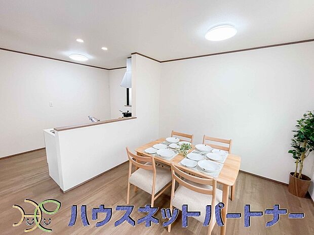 カウンターキッチンなら、リビングで遊ぶ子供の様子を見ながら料理ができるので安心です。料理を運んでもらったり、子供にお手伝いしてもらいやすいのもいいですね♪