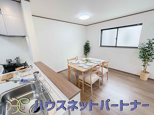 キッチン吊戸棚を無くす事によって、コミュニケーションを重視した設計に致しました。区画によって変わる一体感を、実際にご覧になって頂けましたらと思います。 