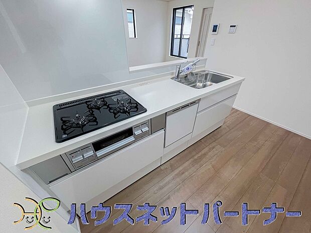三口コンロで料理の幅を拡げてくれる使いやすいシステムキッチンを採用。洗い場も大きいので野菜や食器を洗ったりする際にも捗り、奥様の強い味方となってくれるはずです。