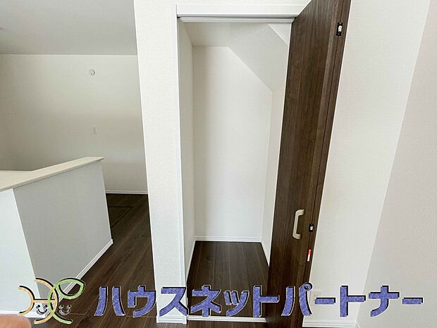 パントリー（食料庫）常温保存できるパン、お米、調味料、缶詰など、日常的に使うものや未開封の食品の収納にぴったり。棚にものを並べて収納すれば、何が足りないのかひと目で確認できます。