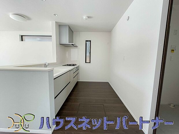 キッチン吊戸棚を無くす事によって、コミュニケーションを重視した設計に致しました。区画によって変わる一体感を、実際にご覧になって頂けましたらと思います。 