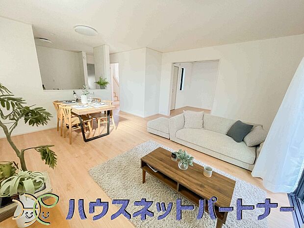 陽だまりのある光彩豊かなリビングは、何よりも快適で心休まる時間を過ごせます。