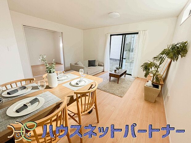 リビングは、食事スペースと寛げる場所設けてもまだ余裕の広さ。明るい光が照らしてくれます。